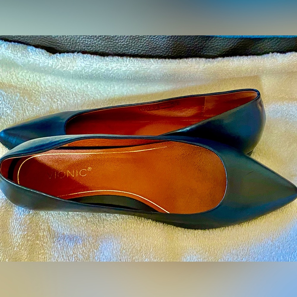 Vionic pointed toe black flats
